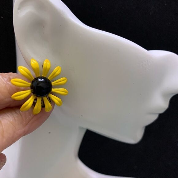 2 pair lot floral clip earrings White daisy -yellow black eye Susan earrings - Picture 4 of 15